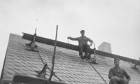 Bedachungen Schmidt Geschichte: Dachdeckerstuhl zur Sicherung bei den Schieferarbeiten als schwarz-weiß Foto
