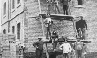 Bedachungen Schmidt Geschichte: Gerüstbau im Jahr 1900 als schwarz-weiß Foto