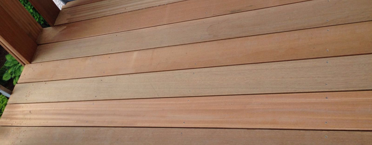 Balkonbelag aus Bankirai auf Holzlattung befestigt