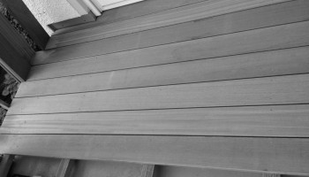 Balkonbelag aus Bankirai auf Holzlattung befestigt