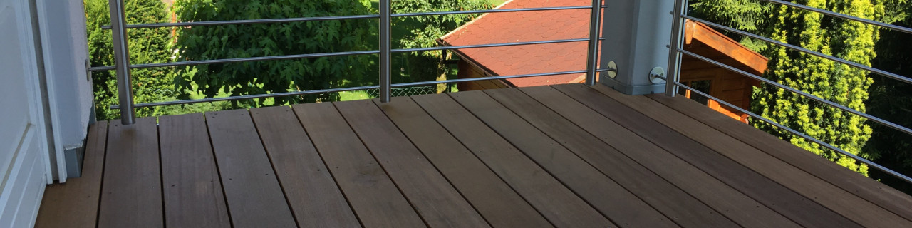 großzügiger Balkon mit echten Holzbohlen