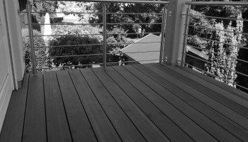 großzügiger Balkon mit echten Holzbohlen