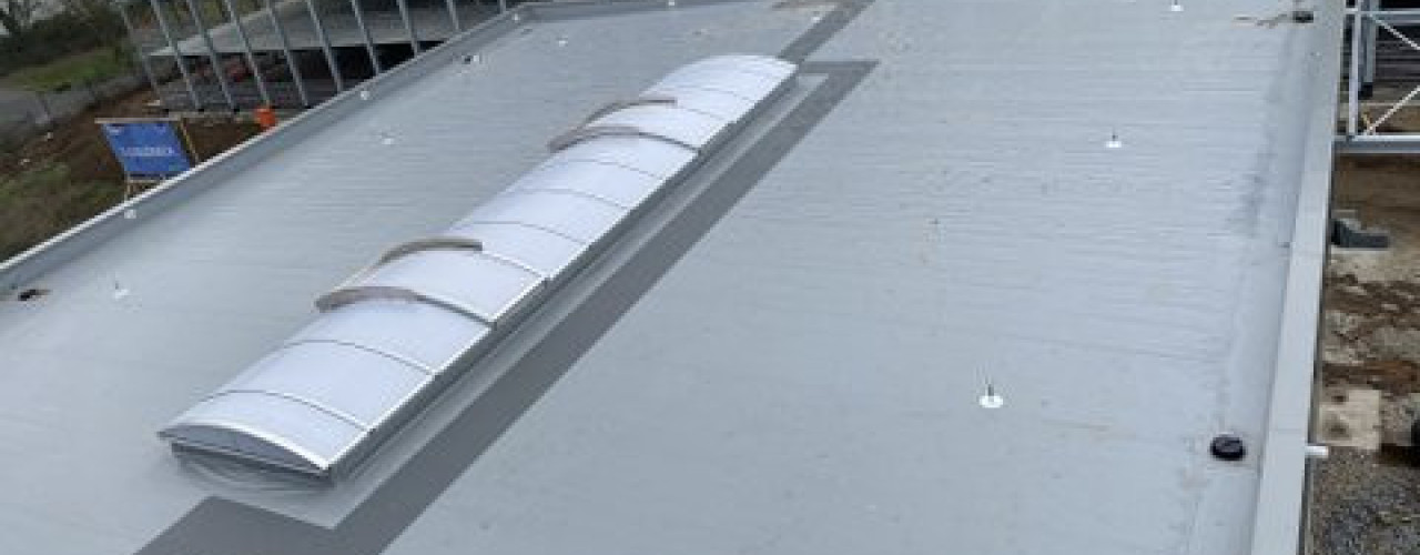 Lichtband auf Industriedach bei Schäfer Backwerkstatt in Limburg