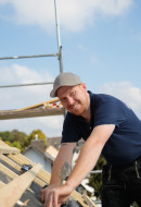 Einmotivierter Dachdecker befestigt eine stabile Traglattung an einem Steildach in Weißenthurm