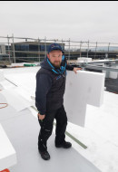 erfahrener Dachdecker beim dämmen eines Flachdachs in Koblenz